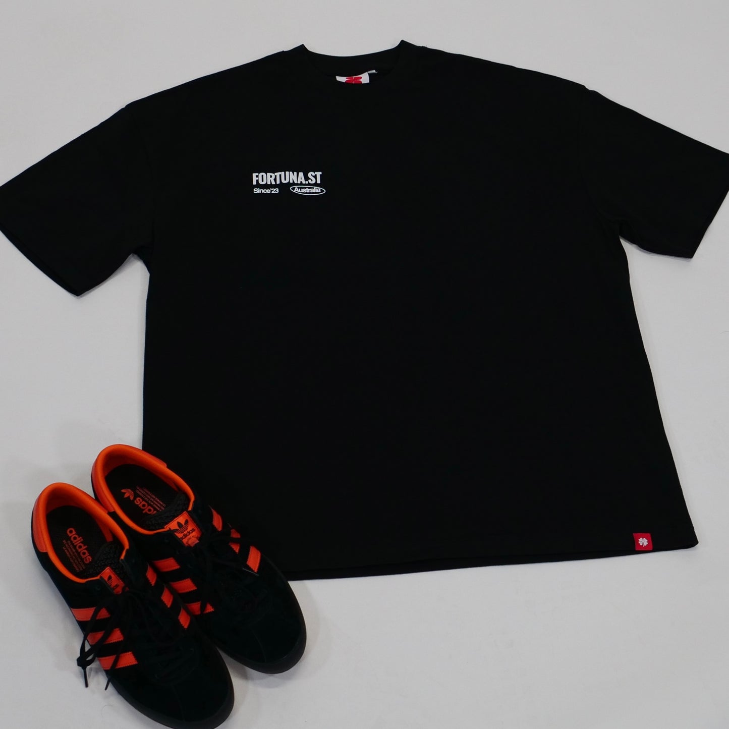 OVERSIZED BLACK T-SHIRT